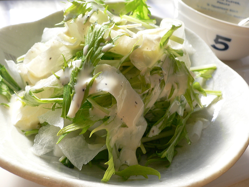 畑で育つ水菜。細かく切れ込んだ葉が茂っている
